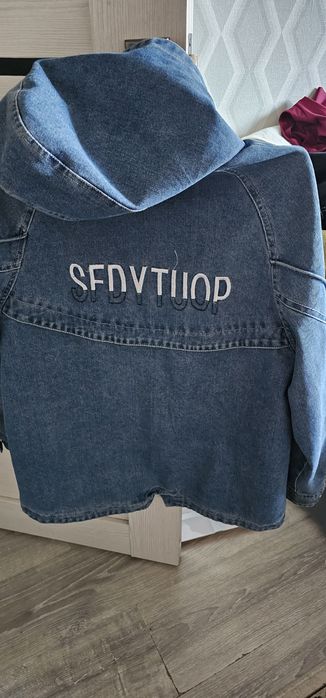 Продам,недорого,б/у джинсовую ветровку.