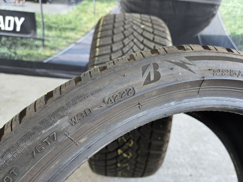 225/40/18 BRIDGESTONE 2бр