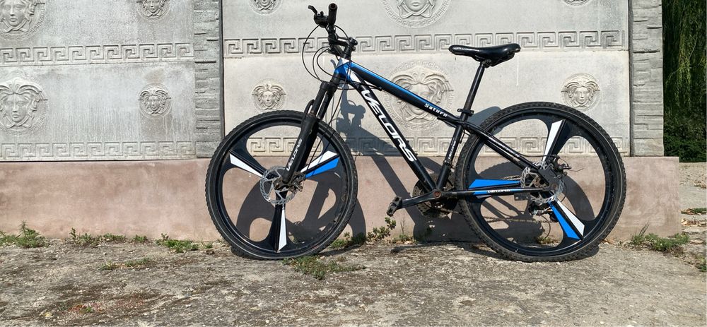 E super misto bicicleta  are un echilibru roti de 26  camere nu trozneste  eu o dau pentru ca miam loat alta bicicleta si nu am ce sa fac cu douo bici