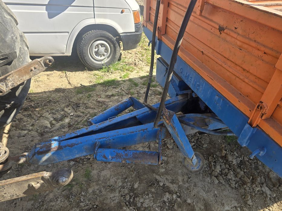 Remorca cu tracțiune si  basculabila. Italiana.