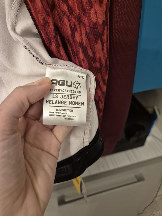 Jacheta hanorac bluza dama ciclism AGU noua cu etichetă masura XS
Un f