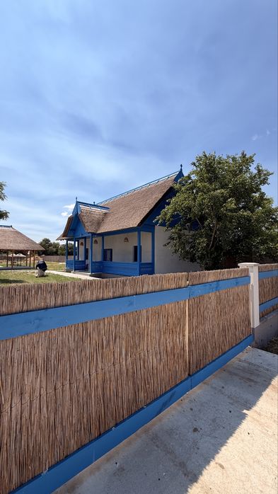 ACOPERIS DIN STUF, Constructii terase, case modulare de vacanta, pergole, Constructii zone turistice, umbrele de stuf piscina,