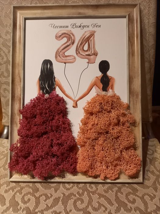 Картина със скандинавски мъх и естествени розови пъпки.