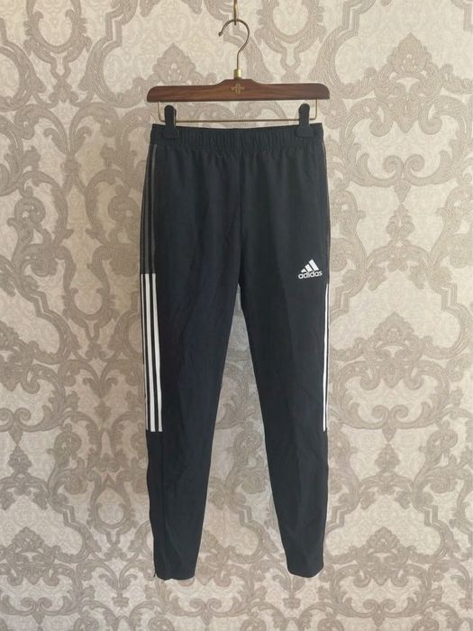 Продам сплртивный комтюм adidas