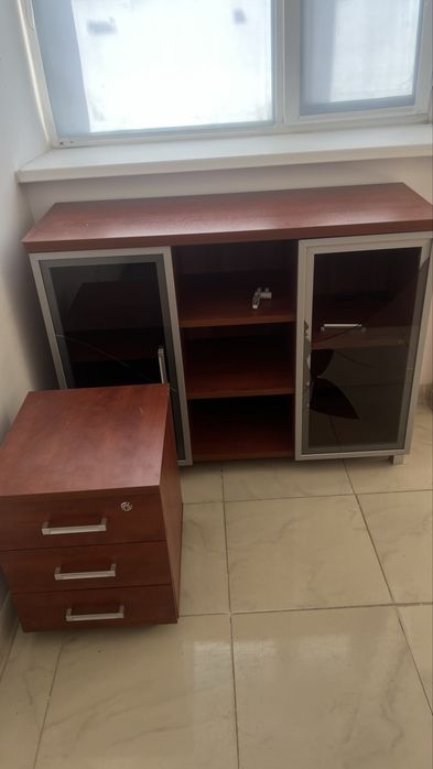 Стол руководителя со всеми принадлежностями