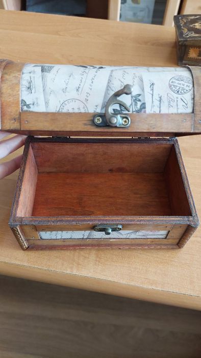 Продавам дървена кутия