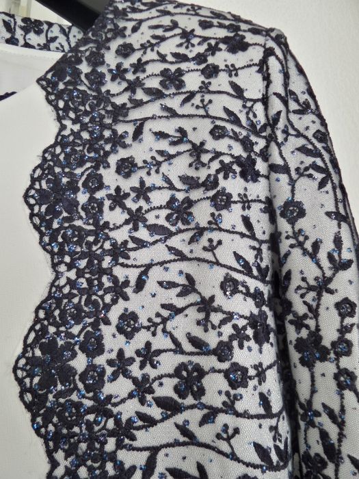 Официална рокля. Фина материя. Изключително елегантна и ефектна.