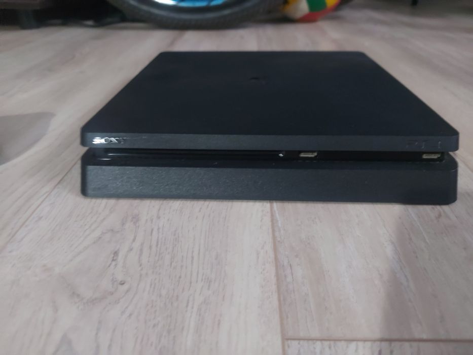 Ps4 slim на 500 GB с 2 джостиками (и с 2 проводами)