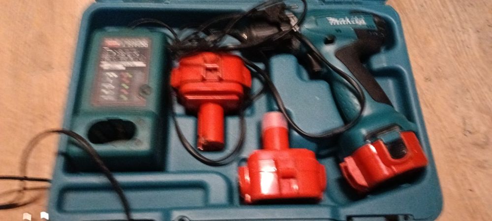 Продавам акумулаторни бормашини макита,куфар,зарядни