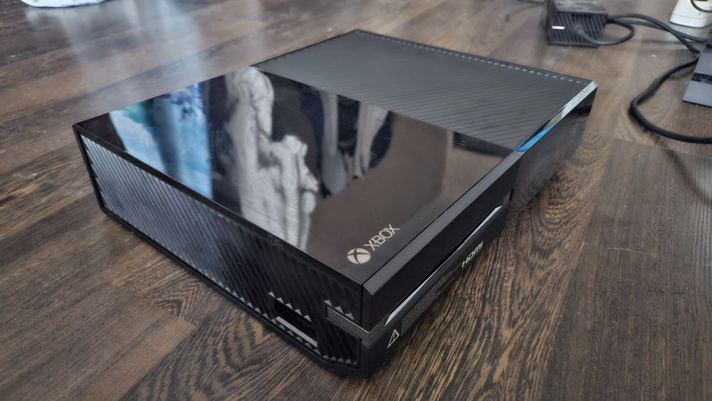 Xbox one с оригинална кутия и безжичен джойстик
