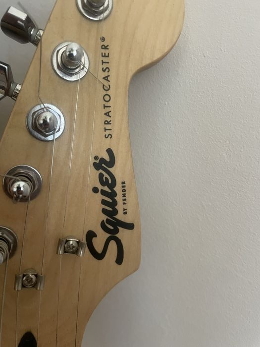 Kit Chitară Fender Squier Stratocaster, Amplificator, Husă, Cablu