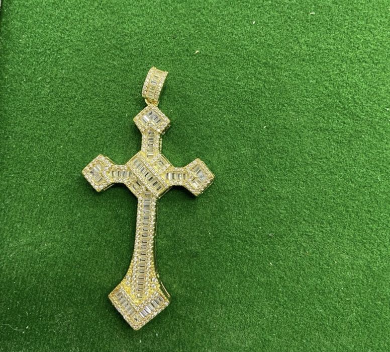 Cruciuliță zirconiu pandantiv iced out auriu argintiu