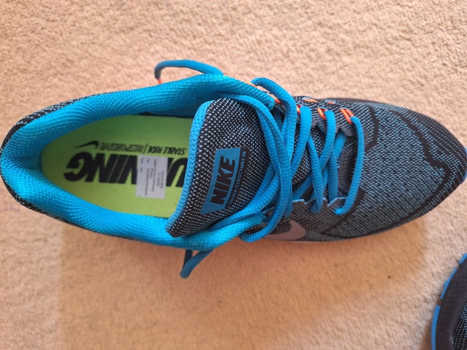 Маратонки NIKE нови