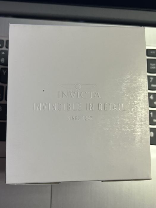 Часовник INVICTA чисто нов , с найлончетата,никога не слаган.
