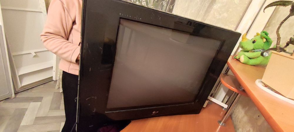 телевизор цветной !