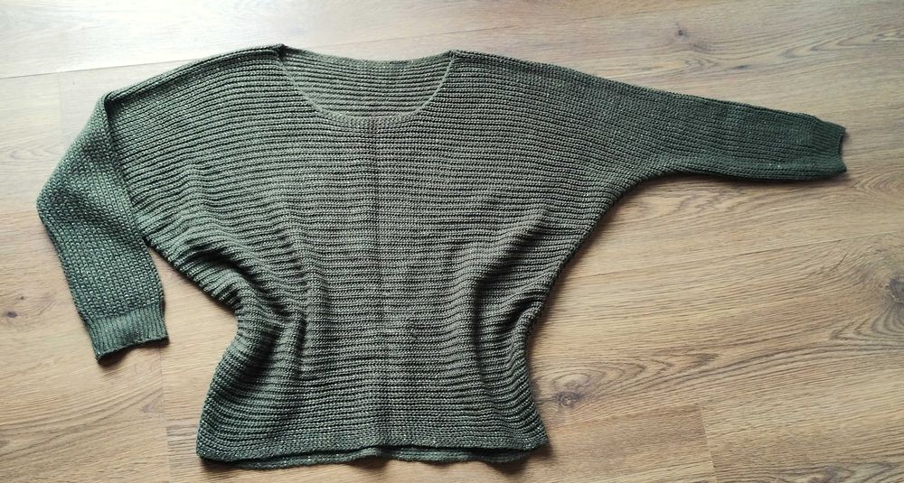 Два красиви пуловера с прилеп ръкав, размер М, отлични