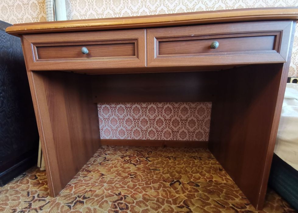 Бюро с голямо чекмедже