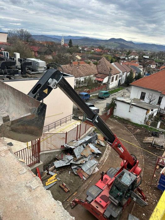 Închirieri Miniexcavatoare cu Picon/Foreză și Încărcătoare Telescopice Manitou