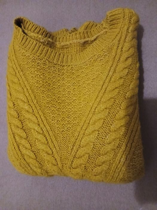 Продается свитер на фото