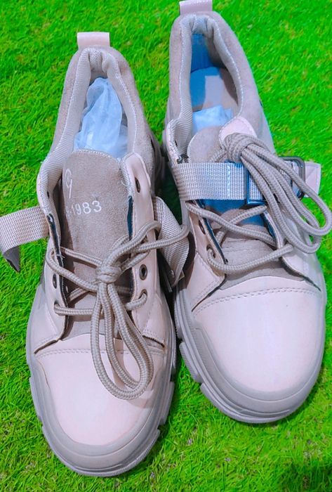 Новые кроссовки на осень