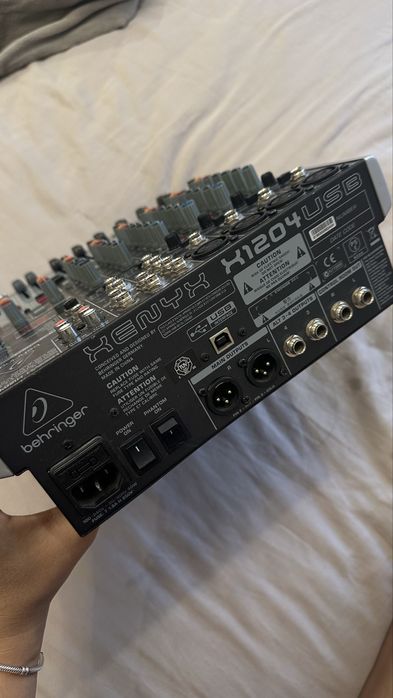 Микшерный пульт Behringer