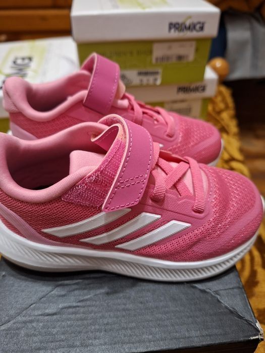 Маратонки Adidas, Skechers