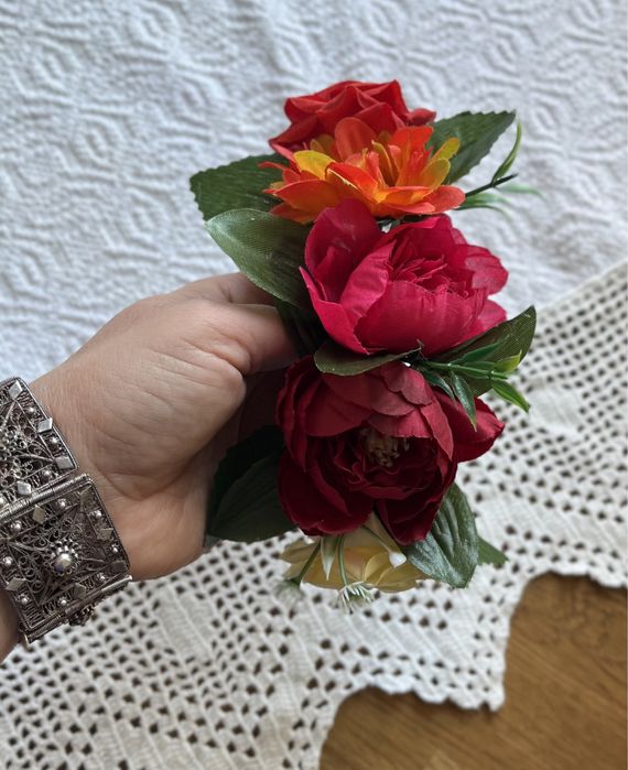 Венче с цветя за носия