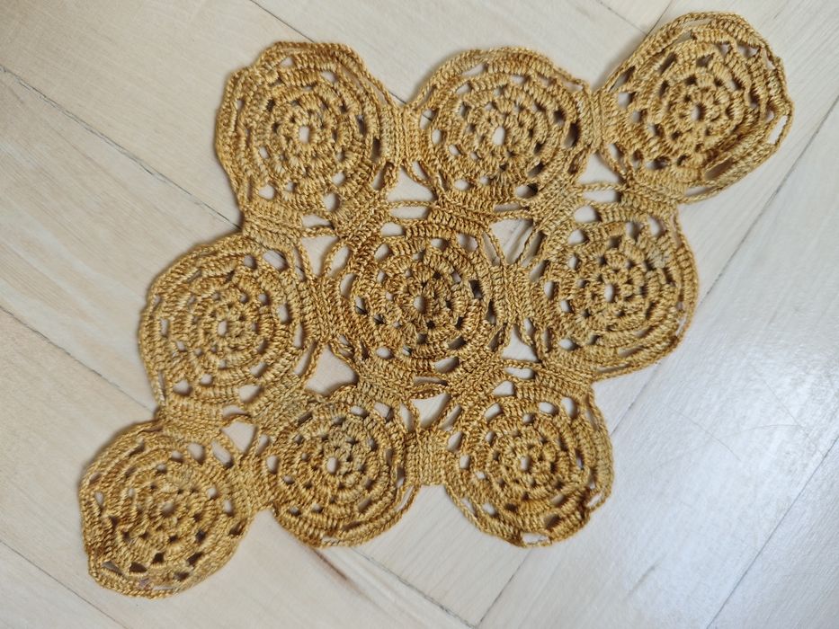 Продавам декорация плетена на една кука.