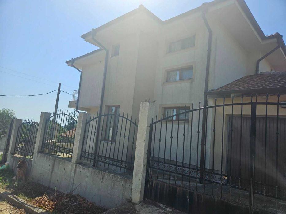 Чудесна двуетажна къща в село Баня