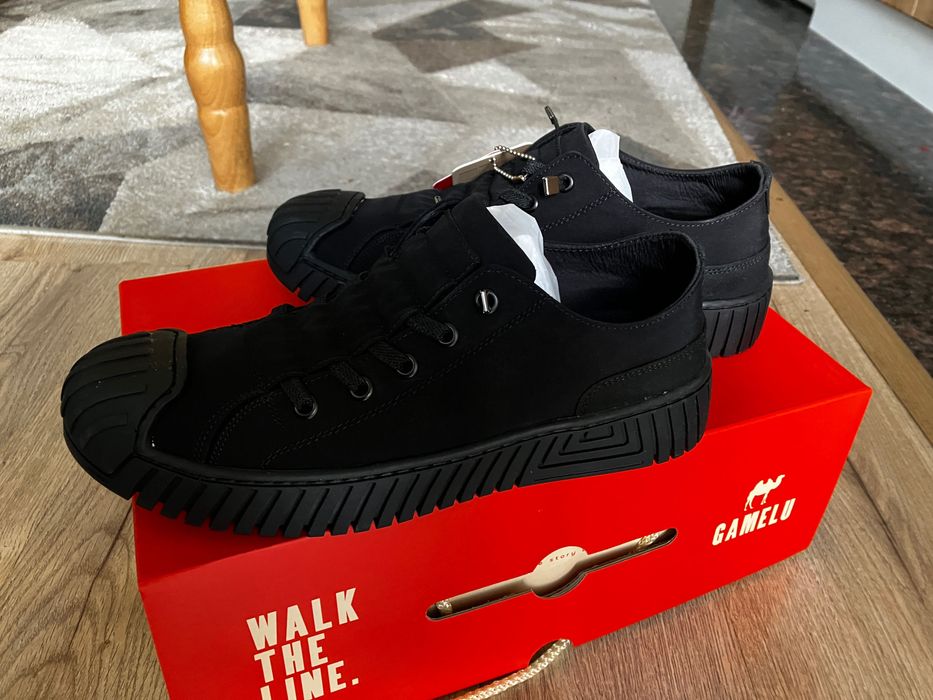 Черни кецове без връзки