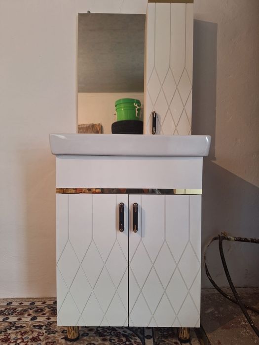 Шкаф с зеркалом для ванны