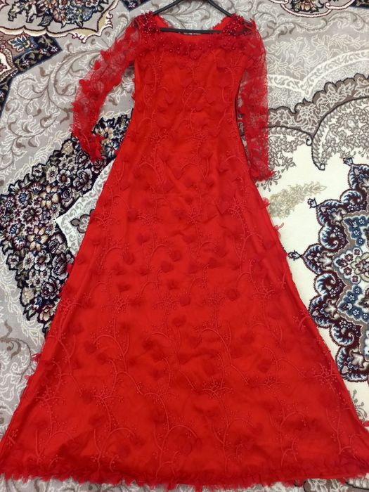 Qizil vecherniy koylak