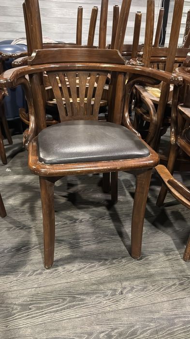 Деревянные стулья