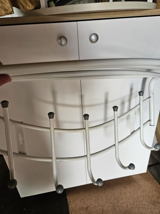 Продам Вешалку белую