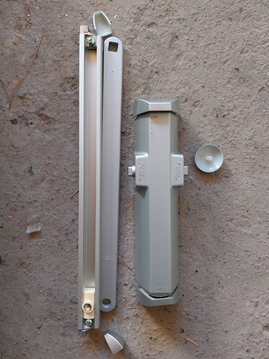 Дверной доводчик марки Dormakaba