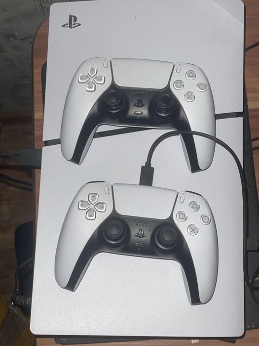 Продам PlayStation 5 Slim с дисководом + 2 DualSense + 8 игр