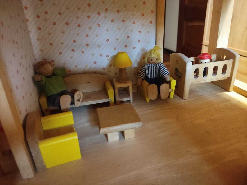 деревянный кукольный домик