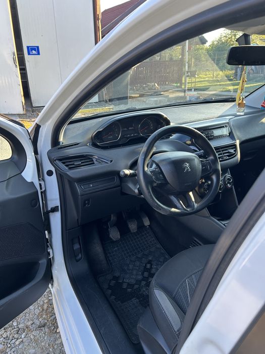 Vand sau schimb peugeot 208