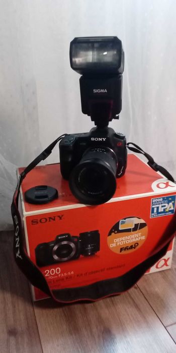 Aparat foto Sony și DVD player portabil LG