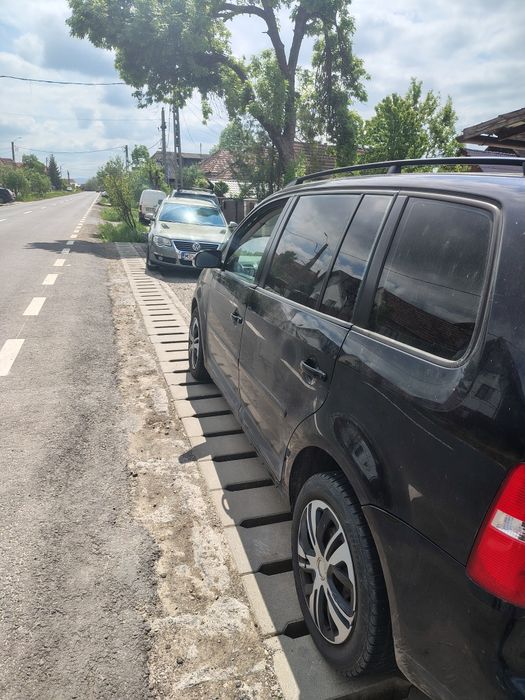 Vând Volkswagen Touran