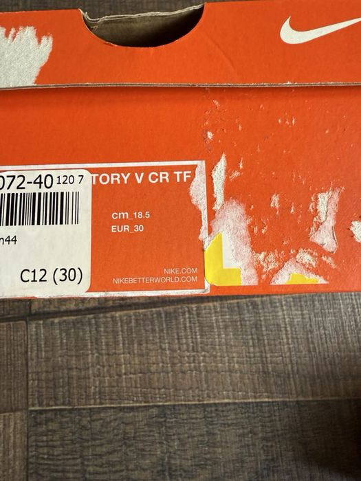 Продавам детски футболни маратонки Nike CR7