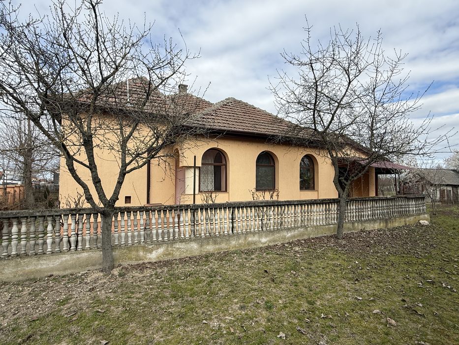 Ofer spre vanzare Casa 3 camere + Teren 47 Arii  in comuna Lipau