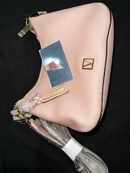 Сумочка от бренда Victoria's Secret.