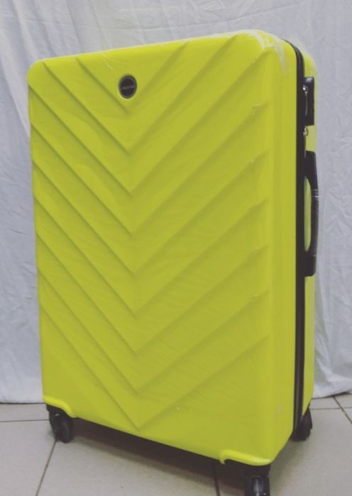 Чемодан салатовый