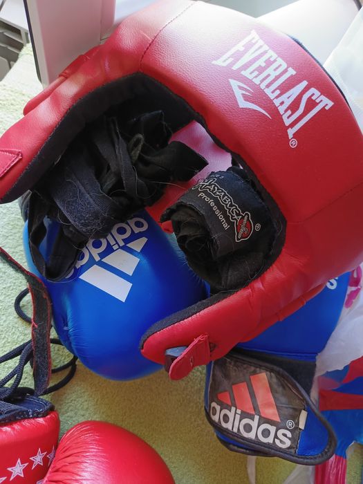 Перчатки и защитный шлем