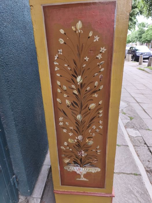 Стара реставрирана дървена витрина