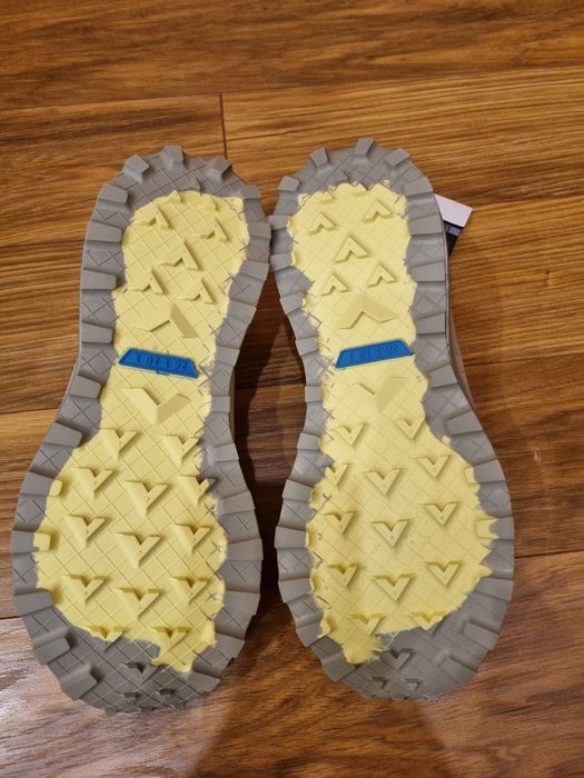 Продавам чисто нови маратонки за джогинг на фирмата Зара