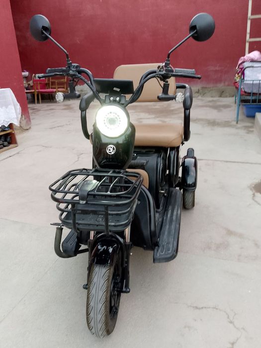 Uch g'ildirakli skuter sotiladi