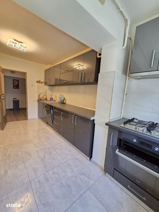 3 Camere confort 1 Garii Mobilat complet