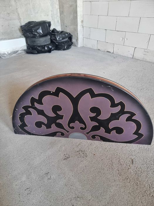 Казахский, круглый стол.